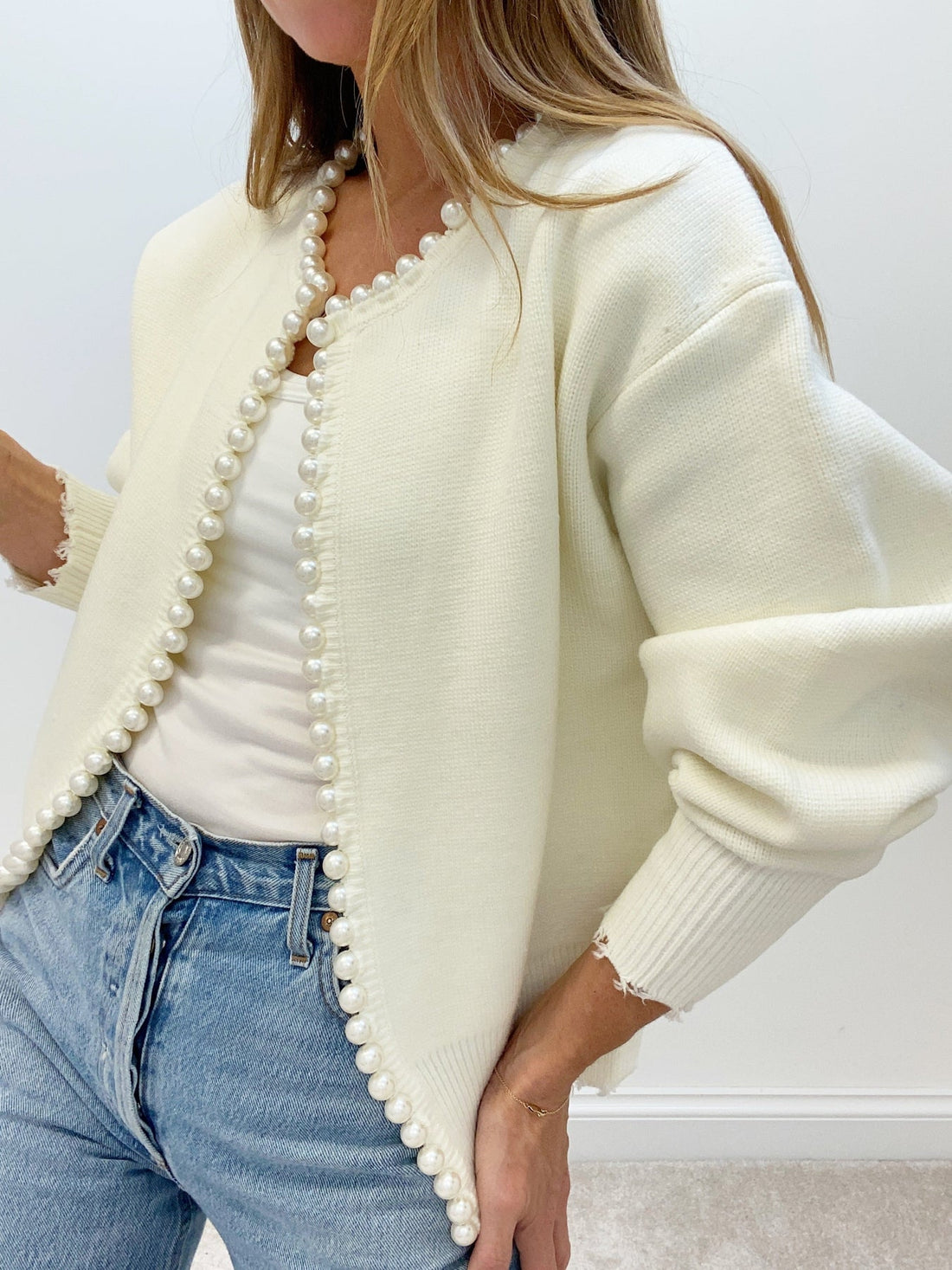 Vivien – Strickjacke mit Perlenverzierung und Fransenabschluss