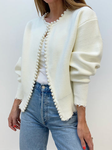 Vivien – Strickjacke mit Perlenverzierung und Fransenabschluss