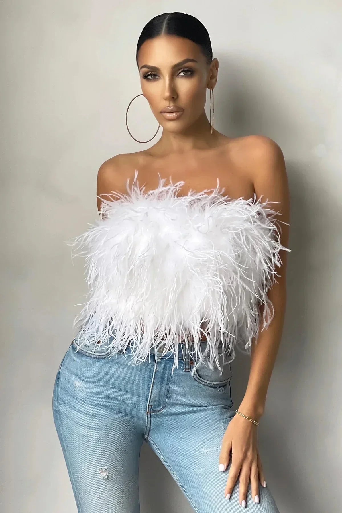 Blythe - Stylisches Feder-Crop-Top ist ein Top-Trend in diesem Jahr